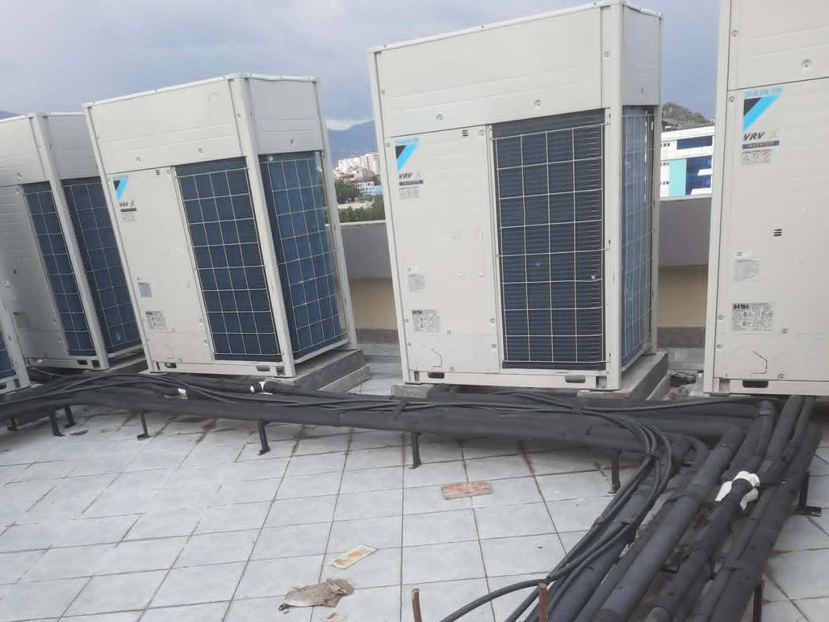 Rooftop VRV condenser array with refrigerant pipework