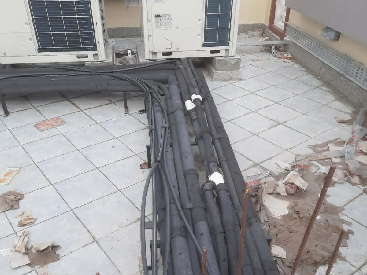 Refrigerant pipe runs across the roof slab